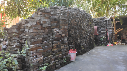 图11 被拆除房砖堆落 二○二四年摄.jpg